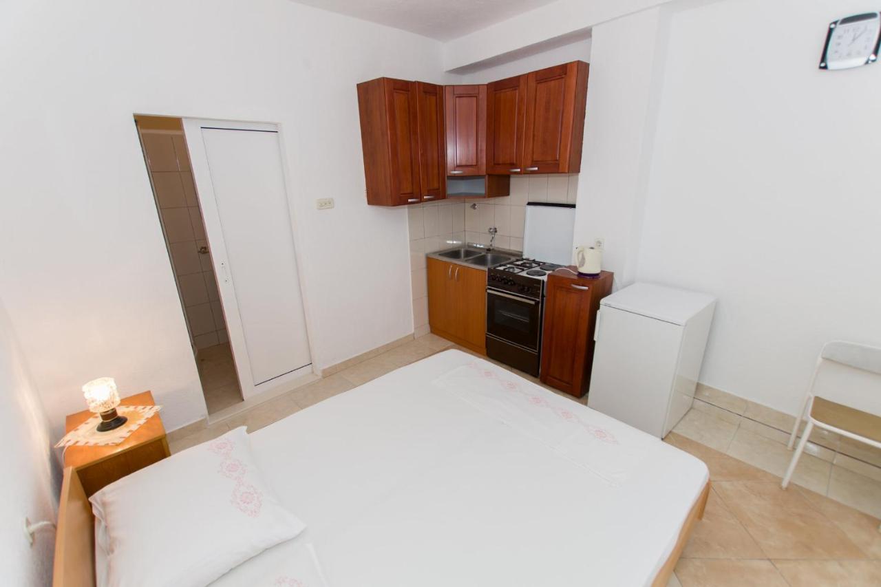 Near The Beach Apartments Jagodia Brela Exterior foto
