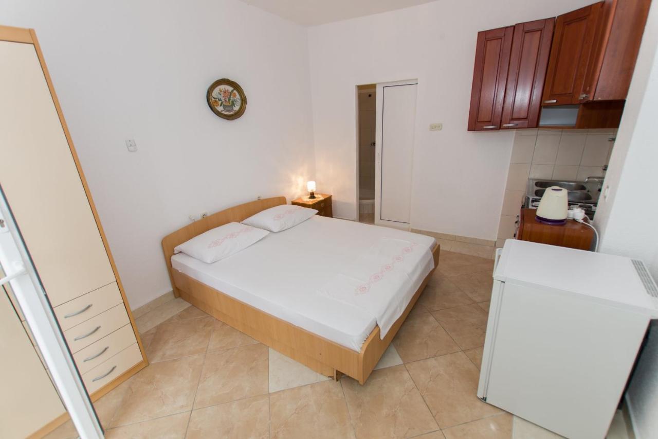 Near The Beach Apartments Jagodia Brela Exterior foto
