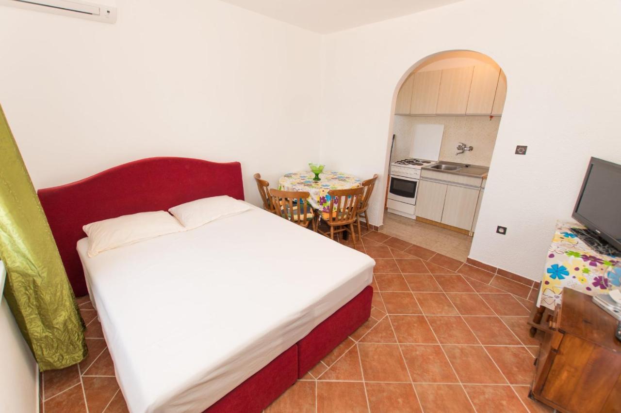 Near The Beach Apartments Jagodia Brela Exterior foto