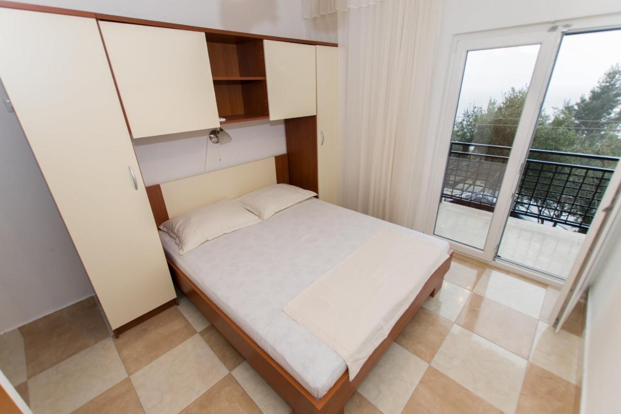 Near The Beach Apartments Jagodia Brela Exterior foto