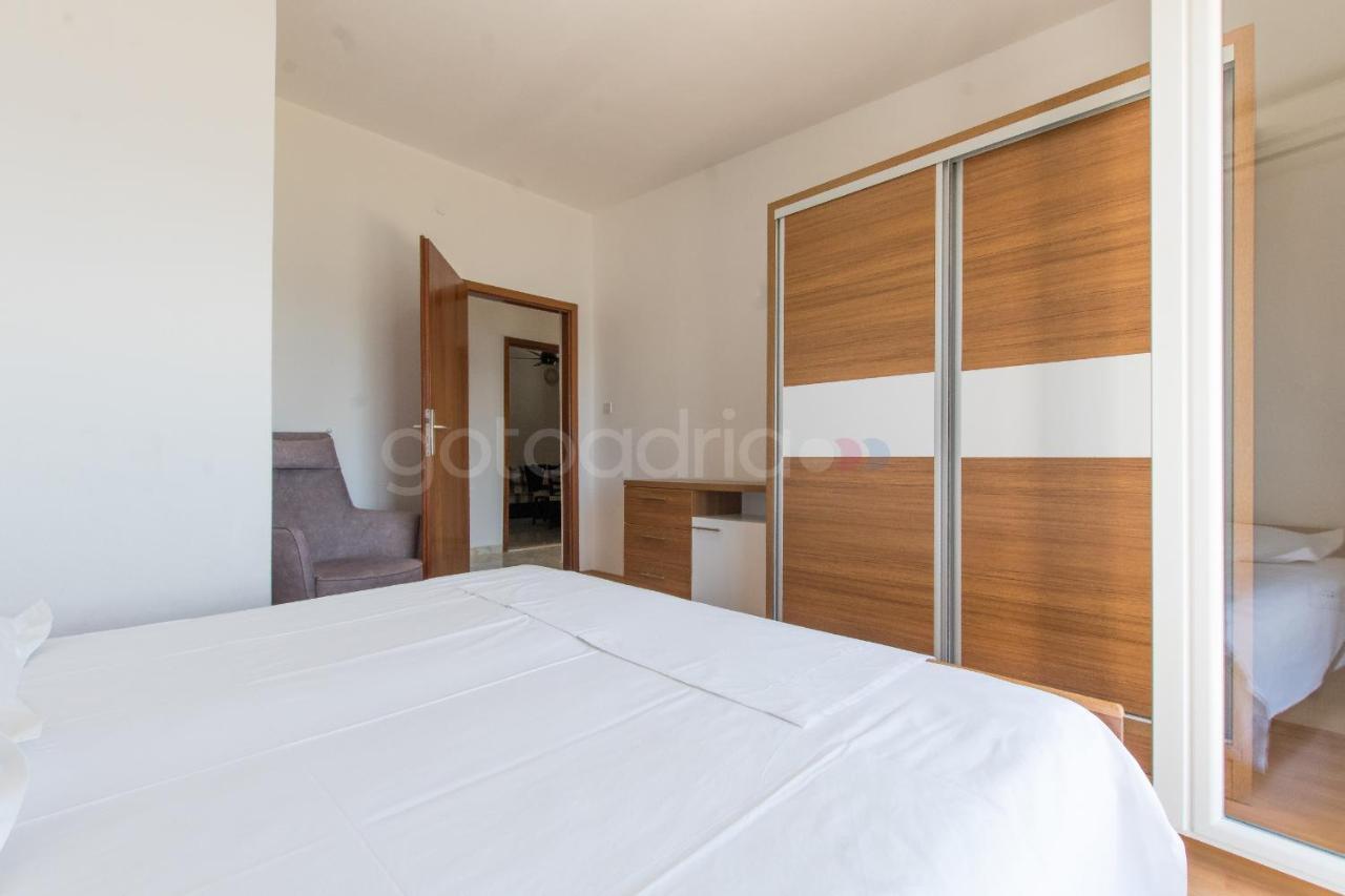 Near The Beach Apartments Jagodia Brela Exterior foto