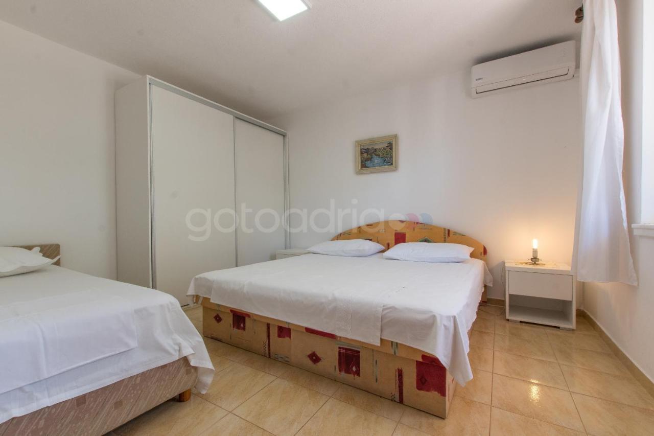 Near The Beach Apartments Jagodia Brela Exterior foto