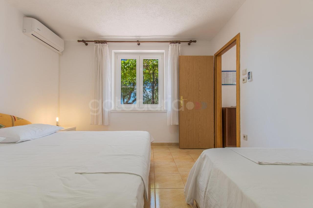 Near The Beach Apartments Jagodia Brela Exterior foto