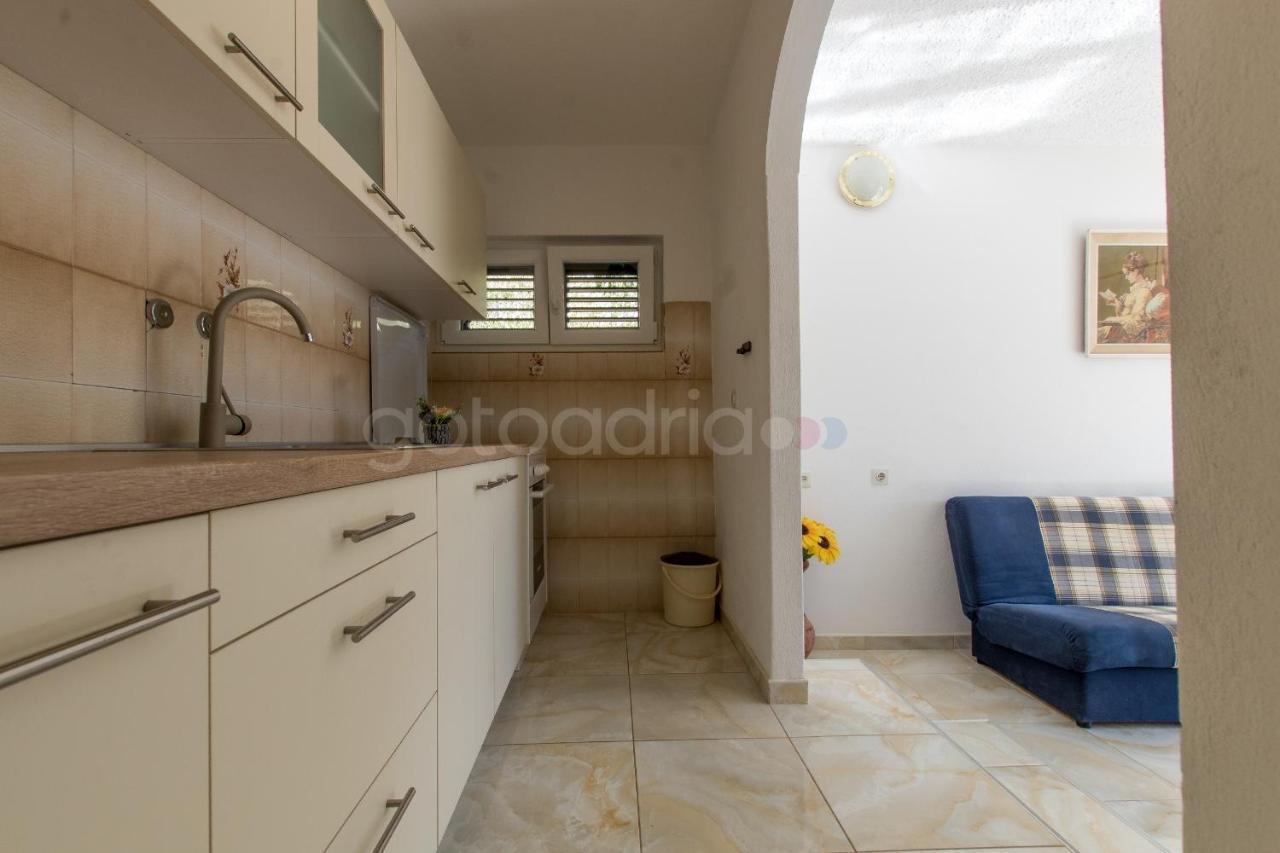 Near The Beach Apartments Jagodia Brela Exterior foto