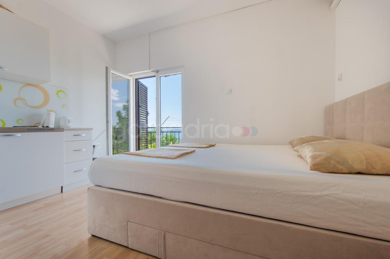 Near The Beach Apartments Jagodia Brela Exterior foto